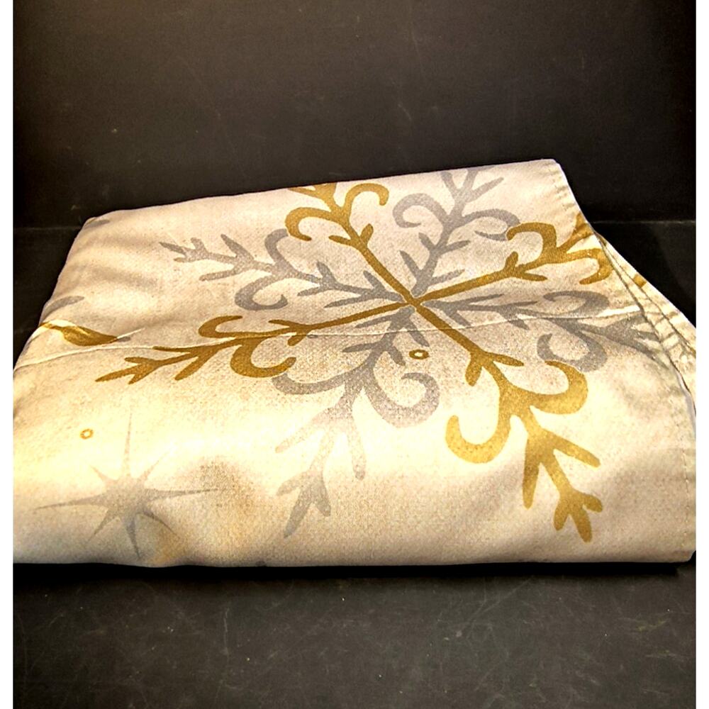 1596.  Large Fabric Dining Table Cloth Snowflake Pattern 96 x 60 inches